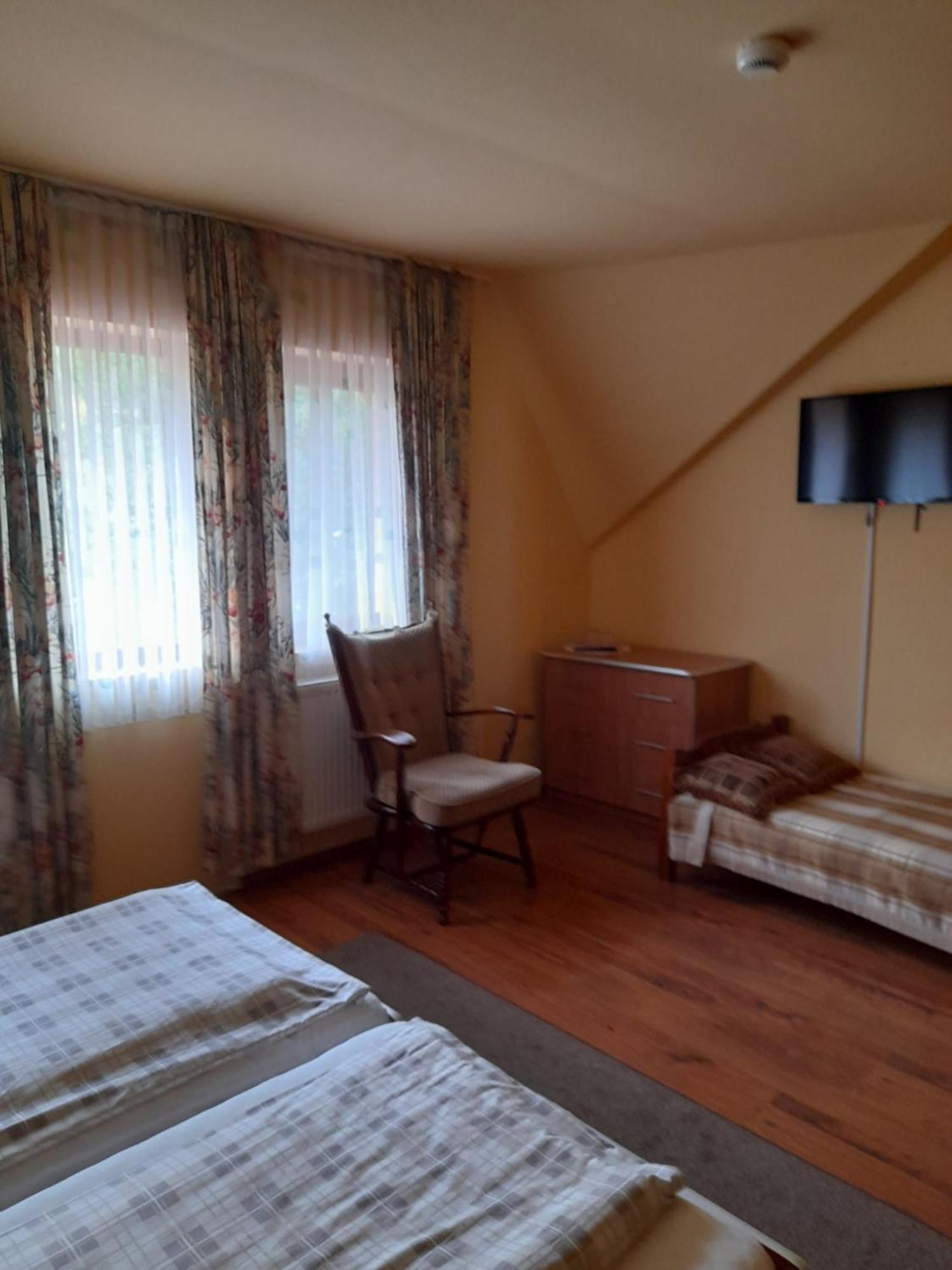 Panzio Anett Bed & Breakfast Pietroasa  Exterior photo
