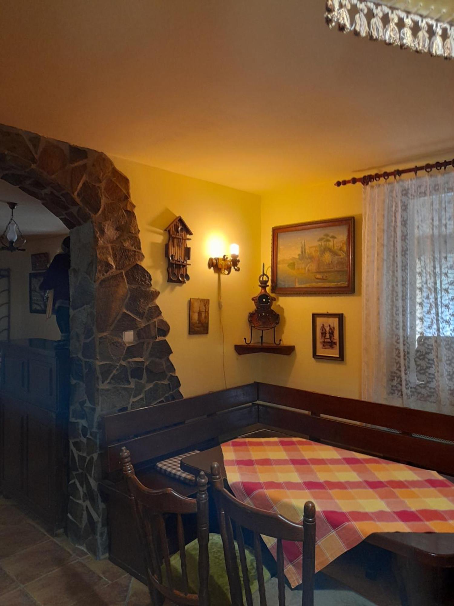 Panzio Anett Bed & Breakfast Pietroasa  Exterior photo